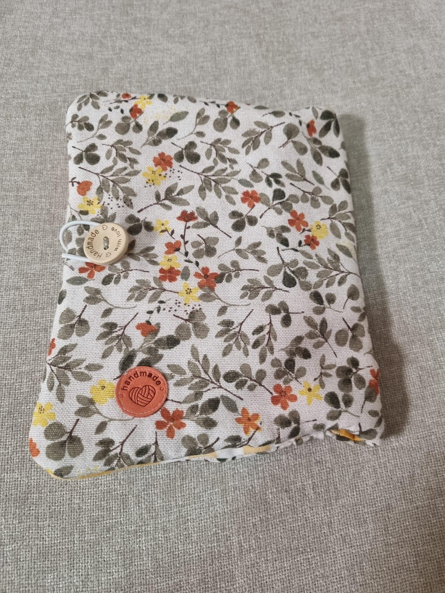 Funda de libro floral con botón de madera handmade