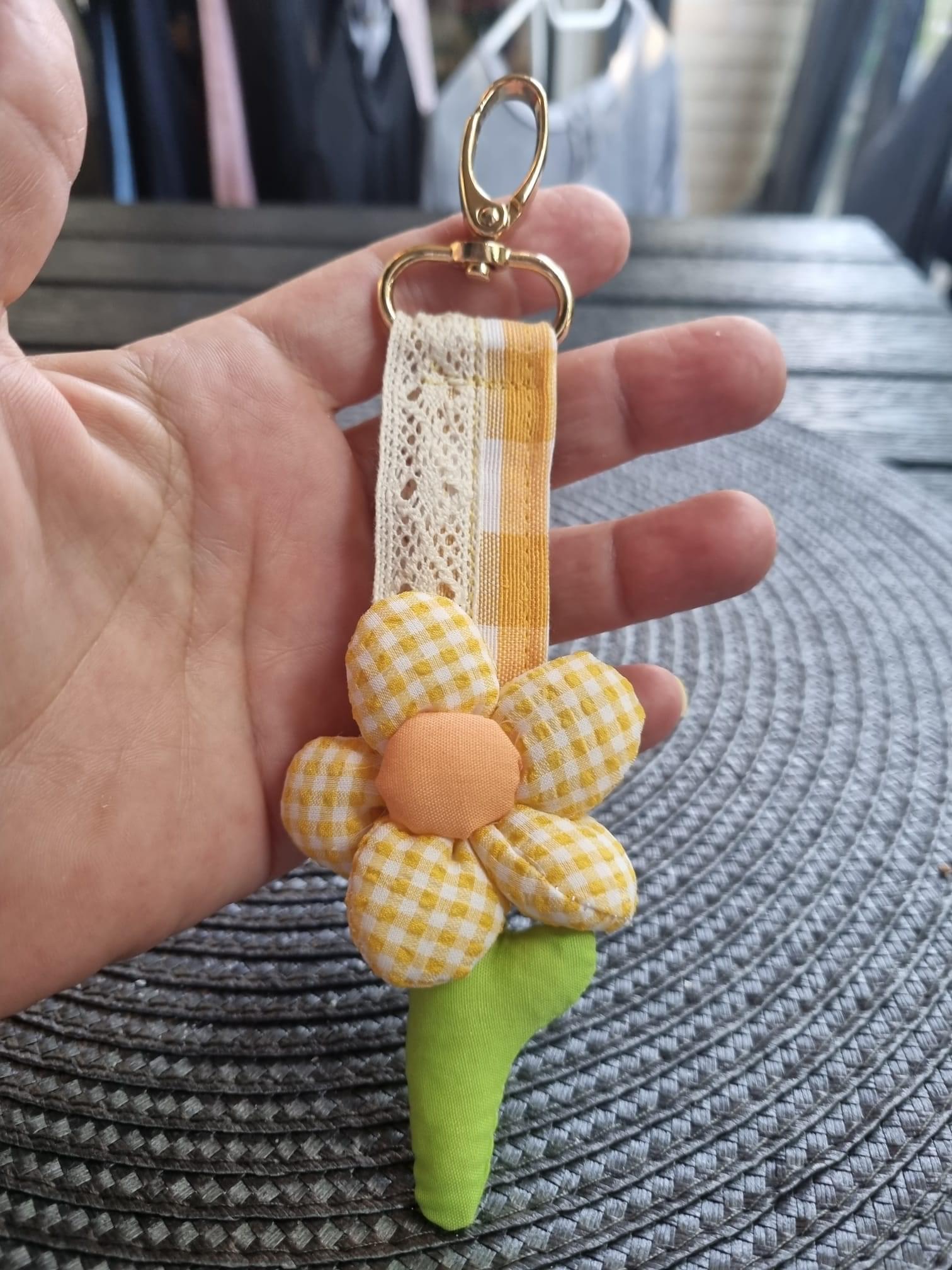 Llavero con flor de tela en cuadros amarillos y encaje